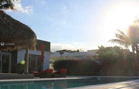 Комфортабельная вилла с задним двором, бассейном, зоной отдыха, террасой и гаражом, Майами-Бич, США за 2 560 000 €