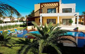 Современная вилла премиум класса с бассейном, садом и тренажерным залом, в 300 метрах от пляжа, Кабо Роч, Испания за 4 300 € в неделю