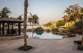 Стильная вилла с большим бассейном и собственным пляжем в престижном районе Пальма Джумейра, Дубай, ОАЭ за 8 400 € в неделю