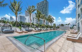 Комфортабельные апартаменты с террасой и видом на залив в здании с бассейном и тренажерным залом, Майами, США за 792 000 €