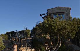 Двухэтажная каменная вилла с потрясающим видом на море и горы в Каприччоли, Сардиния, Италия за 7 500 € в неделю