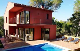 Трехэтажная вилла с бассейном, садом и гаражом в Тамариу, Коста-Брава, Испания за 680 000 €