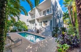 Двухэтажный дом с личным бассейном и террасой на крыше, по привлекательной цене, Майами-Бич, Флорида за $1 390 000