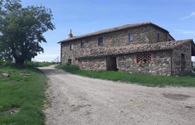Ферма с огромным участком земли в Радикофани, Тоскана, Италия за 950 000 €