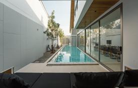Двухэтажная вилла с большим бассейном, террасой и садом, рядом с гольф-клубами и пляжем, Пасак, Пхукет, Таиланд за 733 000 €