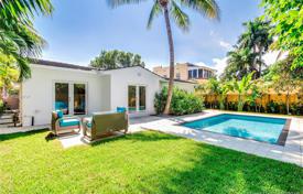Уютная вилла с задним двором, бассейном, гаражом и террасой, Майами-Бич, США за $1 590 000