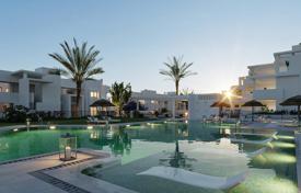 Четырехкомнатные апартаменты с просторной террасой и садом рядом с пляжем, Эстепона, Испания за 426 000 €