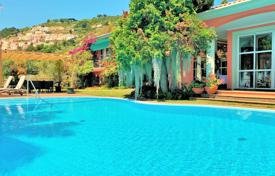 Историческая вилла с бассейном, садом и видом на море в престижном районе, Фуншал, Португалия за 2 500 000 €