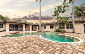 Просторная вилла с задним двором, бассейном, зоной отдыха и тремя гаражами, Майами, США за 1 542 000 €