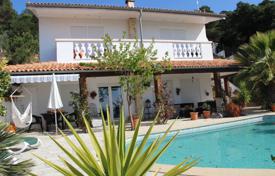 Вилла с видом на море, бассейном и садом рядом с пляжем и центром Льорет‑де-Мар, Испания за 748 000 €
