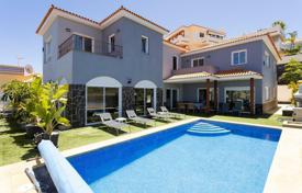 Трёхэтажная вилла с бассейном и гаражом в Пуэрто‑де-ла-Крус, Тенерифе, Испания за 2 050 000 €