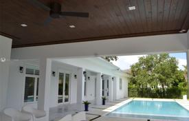 Просторная вилла с задним двором, бассейном, зоной отдыха и террасой, Майами, США за 2 682 000 €