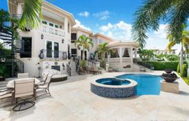 Просторная вилла с задним двором, бассейном, летней кухней, террасой и двумя гаражами, Корал Гейблс, США за $3 950 000