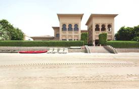 Уютная современная вилла с бассейном и собственным пляжем в престижном районе Пальма Джумейра, Дубай, ОАЭ за 7 900 € в неделю