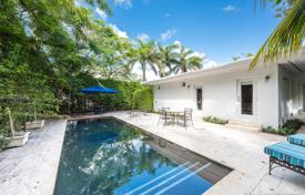 Полностью отремонтированная вилла с участком, бассейном, гаражом и террасой, Майами-Бич, США за $1 725 000