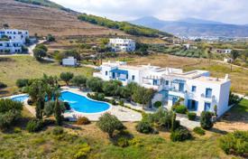Жилой комплекс с бассейном и садами в 50 метрах от моря, Парос, Греция за От 275 000 €