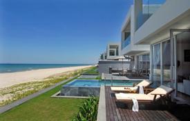 Элитная вилла с бассейном и просторным участком на первой линии от пляжа, Дананг, Вьетнам за 3 724 000 €