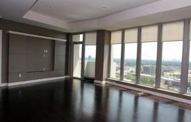 Апартаменты премиум класса с панорамными окнами и балконами с видом на центр города в современном жилом комплексе, Оклахома, США за $439 000