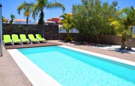Элитная вилла с бассейном и джакузи в 100 метрах от пляжа, в самом престижном районе Коста Адехе, Тенерифе, Испания за 4 400 € в неделю