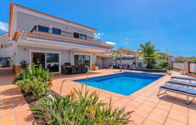 Трёхэтажная первоклассная вилла с видом на океан, бассейном, садом и гаражом в Акантиладо‑де-лос-Хигантесе, Тенерифе, Испания за 1 390 000 €