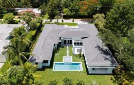 Уютная вилла с задним двором, бассейном и двумя гаражами, Майами, США за $2 085 000