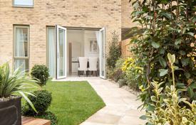 Новый трехэтажный дом с садом и двумя парковочными местами в резиденции с парком, недалеко от центра Лондона, Великобритания за £890 000