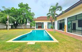 Дом с 3 спальнями и бассейном в поселке в Восточной Паттайе за 298 000 €