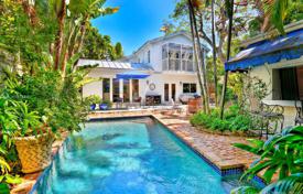 Просторная вилла с задним двором, бассейном и зоной отдыха, террасой, двумя гаражами и садом, Корал Гейблс, США за 1 383 000 €