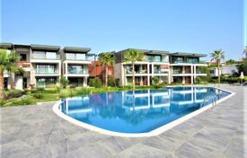 Новые трехкомнатные апартаменты в охраняемой резиденции с бассейном, на берегу моря, Кадикалеси, Турция за $337 000