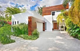 Тропическая вилла с частным садом, бассейном, гаражом и террасой, Майами, США за 1 894 000 €