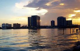 Просторная вилла с участком, бассейном, террасой и видом на залив, Майами-Бич, США за 4 282 000 €