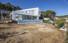 Новый трехэтажный дом с видом на море и горы в Кабрильсе, Коста-дель-Маресме, Испания за 1 450 000 €