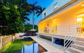 Просторная вилла с задним двором, бассейном, зоной отдыха, садом, террасой и гаражом, Майами, США за 1 652 000 €