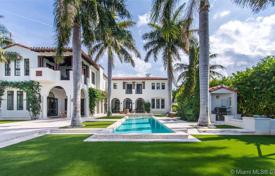 Просторная вилла с задним двором, бассейном, летней кухней, зоной отдыха, террасой и тремя гаражами, Майами-Бич, США за 12 849 000 €