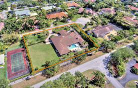 Просторная вилла с бассейном, садом и террасой, Майами, США за $1 695 000