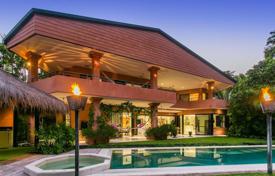 Вилла с отдельным апартаментом, садом, бассейном и парковкой, на берегу океана, в Порт Дуглас, Австралия за $3 933 000