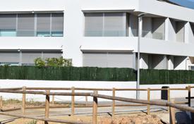 Трехуровневая новая вилла с бассейном, садом и гаражом на первой линии от моря в Алькосебре, Валенсия, Испания за 1 125 000 €