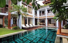 Трехэтажная вилла с бассейном и видом на океан в 150 метрах от пляжа, в спокойном районе, Чангу, Индонезия за $4 800 в неделю