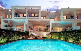 Двухэтажный таунхаус с садом и видом на море в резиденции с бассейном, Манильва, Испания за 446 000 €