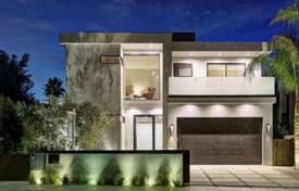 Фешенебельная двухэтажная вилла с мебелью и благоустроенной террасой на крыше в Лос-Анджелесе за 3 533 000 €