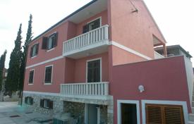Светлый жилой дом с семью квартирами, недалеко от моря, Супетар, Сплитско-Далматинская жупания, Хорватия за 380 000 €