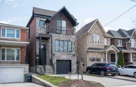 Дом в городе в Йорке, Торонто, Онтарио,  Канада за C$2 281 000