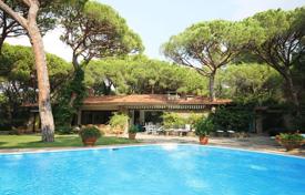 Уникальная вилла с бассейном, садом и собственным пляжем, в самом центре Роккамаре, Италия за 14 700 € в неделю