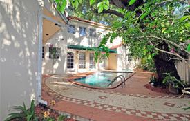 Комфортабельная вилла с задним двором, бассейном, патио и парковкой, Майами, США за 1 020 000 €