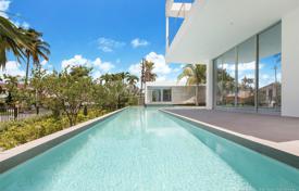 Современная вилла с задним двором, бассейном, зоной отдыха, террасой и парковкой, Майами-Бич, США за $7 495 000