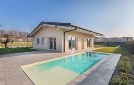 Современная вилла с бассейном недалеко от центра Дезенцано-дель-Гарда, Ломбардия, Италия за 599 000 €